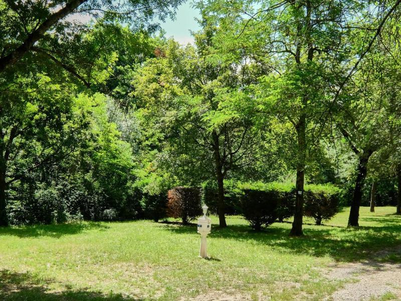 Готель Domaine Les Chenes Blancs Сен-Сатюрнен-д'Апт Екстер'єр фото